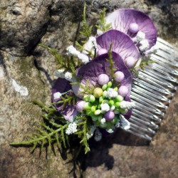 hřebínek do vlasů, květinový, s fialkovým nádechem, ozdobeno látkovými kvítky