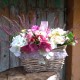 proutěný košík plný látkových květů  - růže, hortenzie, minirůžičky avřesy  doplněno bobulkami a umělou zelení