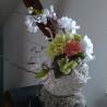trochu netradiční jarní dekorace, proutěná koule aranžována umělými květy, větvičkami a umělou zelení